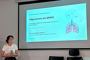 Especialistas en c&aacute;ncer de pulm&oacute;n durante la Reuni&oacute;n de Actualizaci&oacute;n en C&aacute;ncer de Pulm&oacute;n del HUNSC, centrada en inmunoterapia, atezolizumab, cemiplimab, biomarcador PD-L1 y nuevos ensayos cl&iacute;nicos.