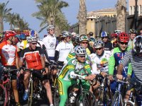 Los ciclistas esperan la salida de la primera etapa: el centro Oscar Sevilla conversa con Alejandro Valverde