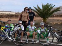 Pilar Cabrera, presidenta de la Asociación Canarias Contra el Cáncer, organizadora de la Carrera, junto a Izaskun y a los ciclistas Paco Mancebo, Alejandro Valverde, Santos González y Oscar Sevilla. 