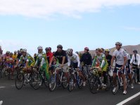A la derecha, salida de la tercera etapa, con Nicolas  Díaz Chico rodeado de los ciclistas profesionales.