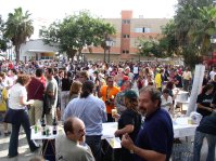 A la derecha, fiesta popular tras la carrera en la plaza de Corralejo.