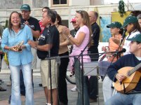 La médico del Comunitat Valenciana - Kelme, Yolanda Fuentes, recibe el reconocimiento público, en presencia de Tony Gallardo. 