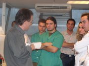 El Dr Enrique Orozco durante una de las clases prácticas del curso.