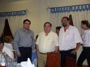 Un empresario del sur acompaa a Carlos Gonzlez Cuevas y Eduardo Blasco durante el acto. 