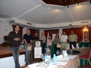 Sergio Moreno explica el significado de los premios concedidos a las mejores ponencias. A su lado Jos Manuel Padrn, primer premio, Tony Kouzarides y Bodo Stern que flaquean a Elisa Prez Sacau y Raquel Daz Peate, quienes recibieron los segundos premios, junto a Federico Gago y Nicols Daz Chico.