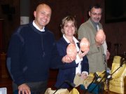 Antonio Cabrera, Marta Lloret y Luis Domnguez exhiben los regalos recibidos del Cabildo de La Gomera por su participacin en el Acto de Canarias Contra el Cncer.