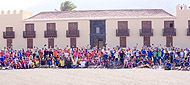 participantes en la carrera cicloturista “Kilómetros contra el cáncer” ante la Casa de Los Coroneles, en La Oliva