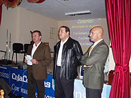 El Alcalde de Fasnia, Pedro Hernández, presenta a los conferenciantes, Nicolás Díaz Chico y Antonio Cabrera de León